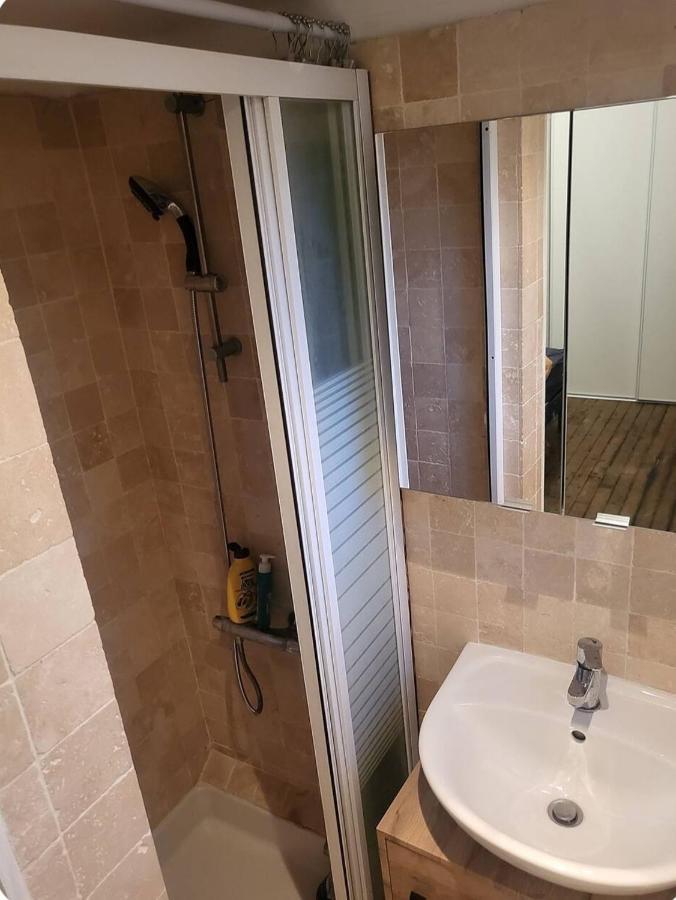 Apartment T2 Cosy Autonome H24 Parking Prive Attenant Tv 165cm Netflix Wi-fi Au Rez-de-chaussee